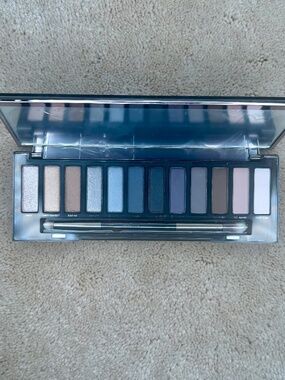 NWOB Urban Decay Naked Smoky Eyeshadow Palette-Discontinued and Rare